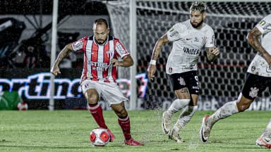 Jogador do Botafogo-SP conduz a bola em partida, foto de arquivo
