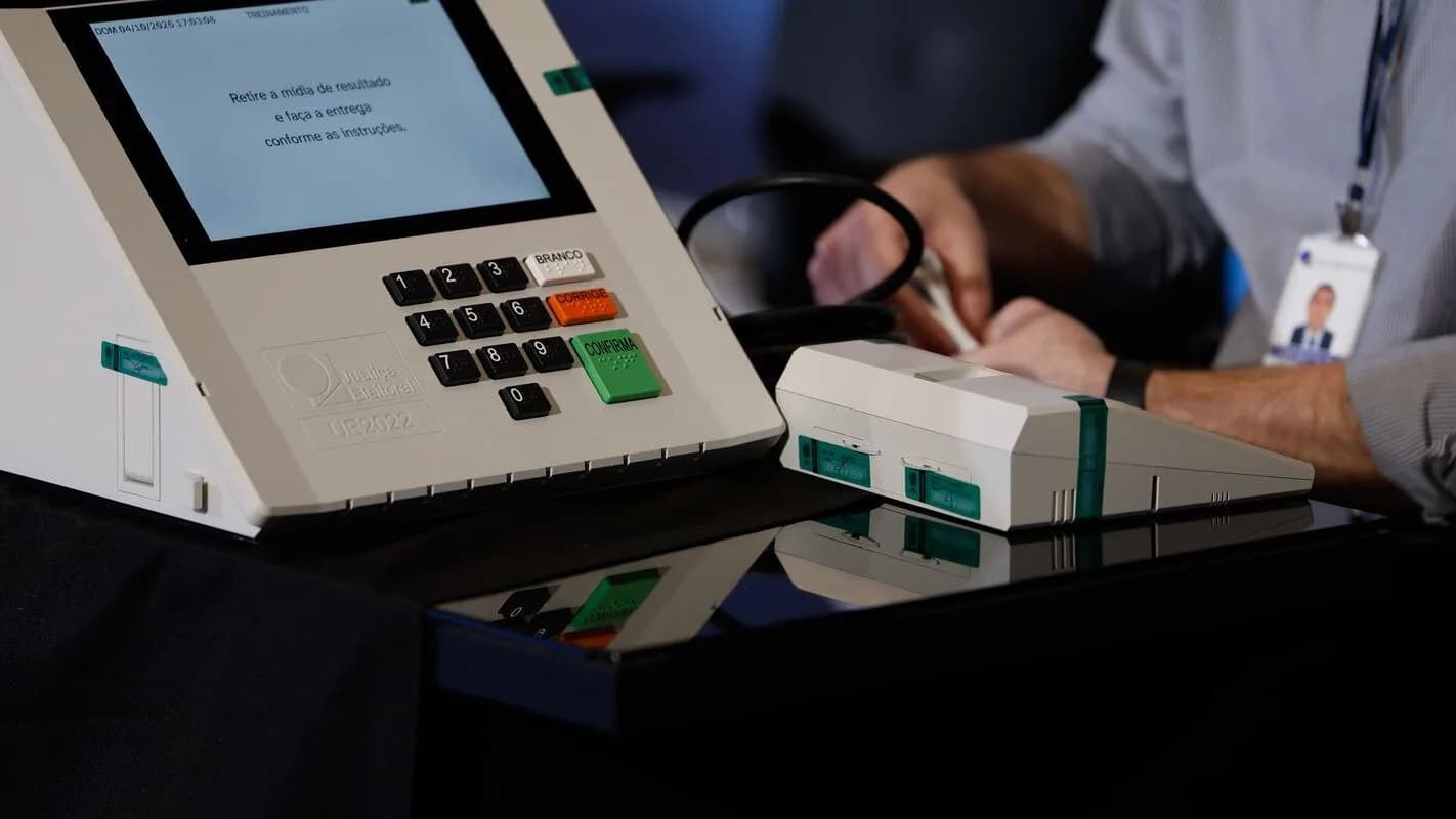 Mão de eleitor digita na urna eletrônica durante teste do sistema de votação
