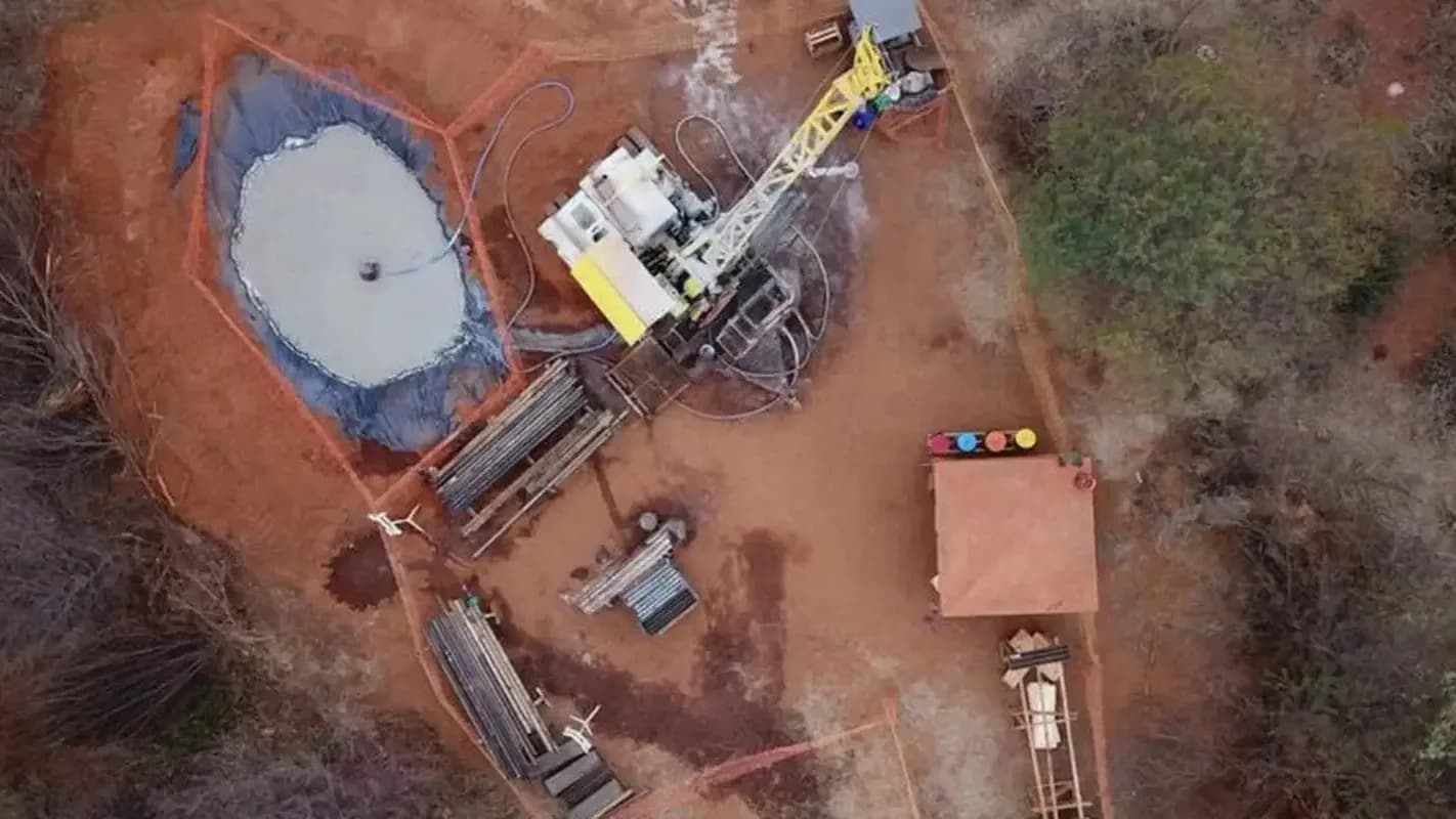 Vista aérea de operação de mineração de lítio em área de vegetação nativa no Vale do Jequitinhonha, em Minas Gerais