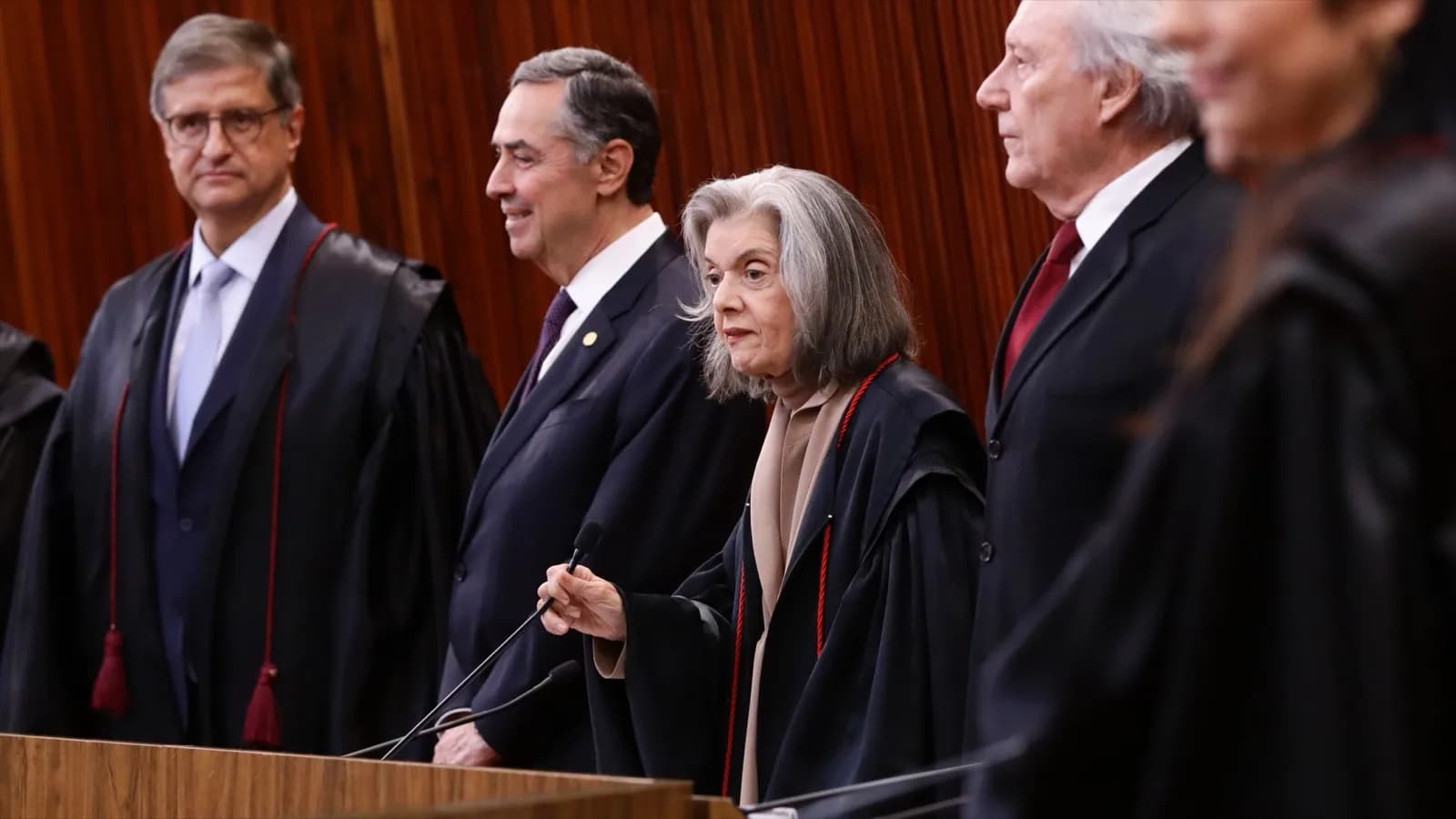 Ministros do TSE em sessão, incluindo a presidente Cármen Lúcia e Luís Roberto Barroso