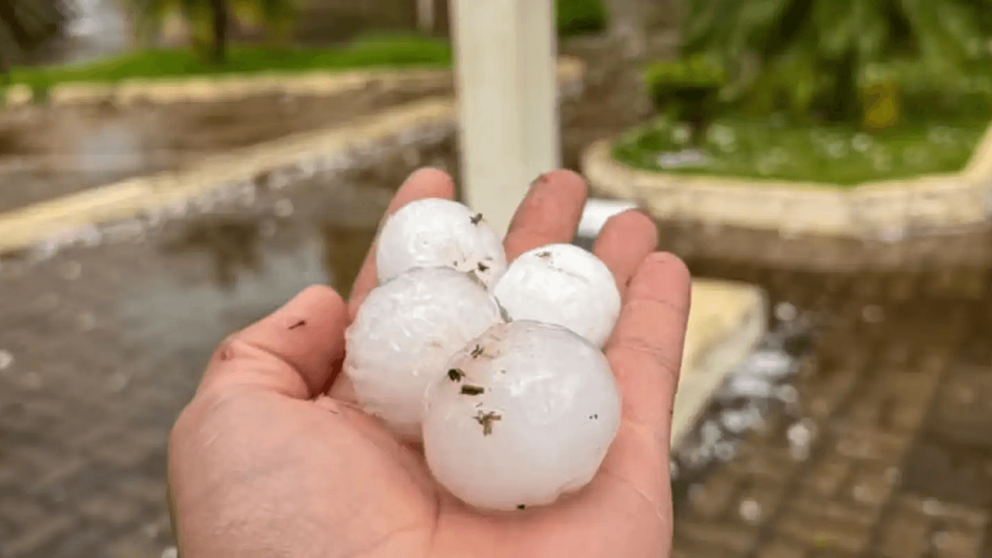 Mão segura pedras de granizo após temporal no Rio Grande do Sul, em foto de arquivo