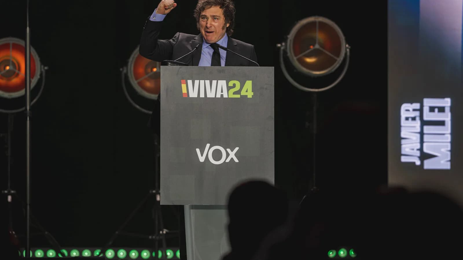O presidente argentino Javier Milei discursa com o punho erguido em evento político