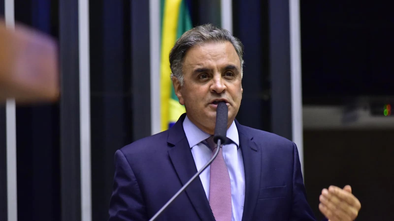O ex-senador Aécio Neves discursa em plenário durante sessão no Congresso