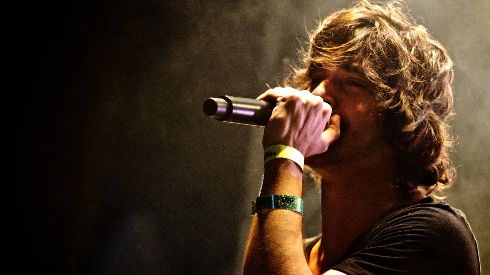 Fiuk canta ao microfone em show da banda Hori, em apresentação de arquivo de 2009