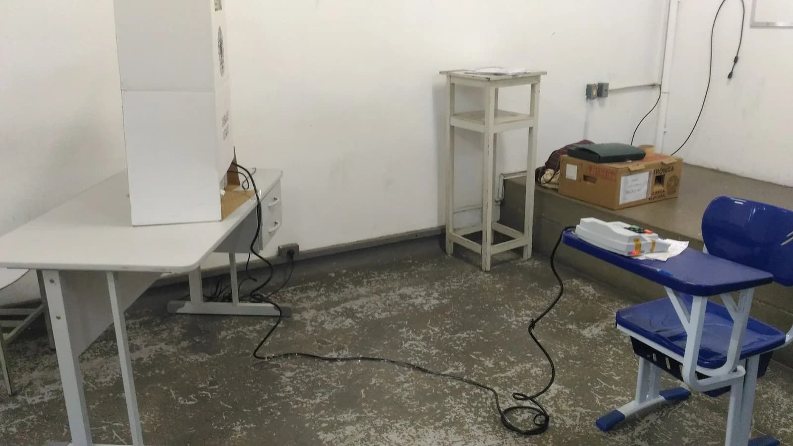 Cabine de votação e urna eletrônica em seção eleitoral de Itajubá