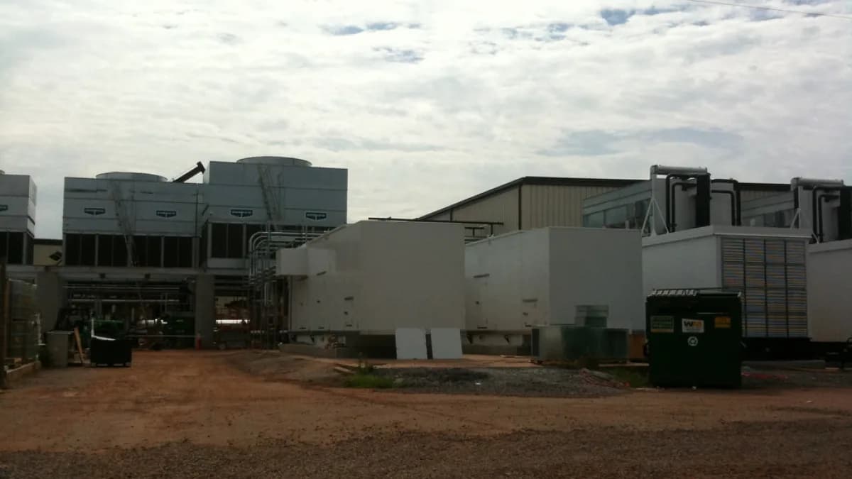 Instalações externas de um data center de grande porte, usado para processamento de inteligência artificial