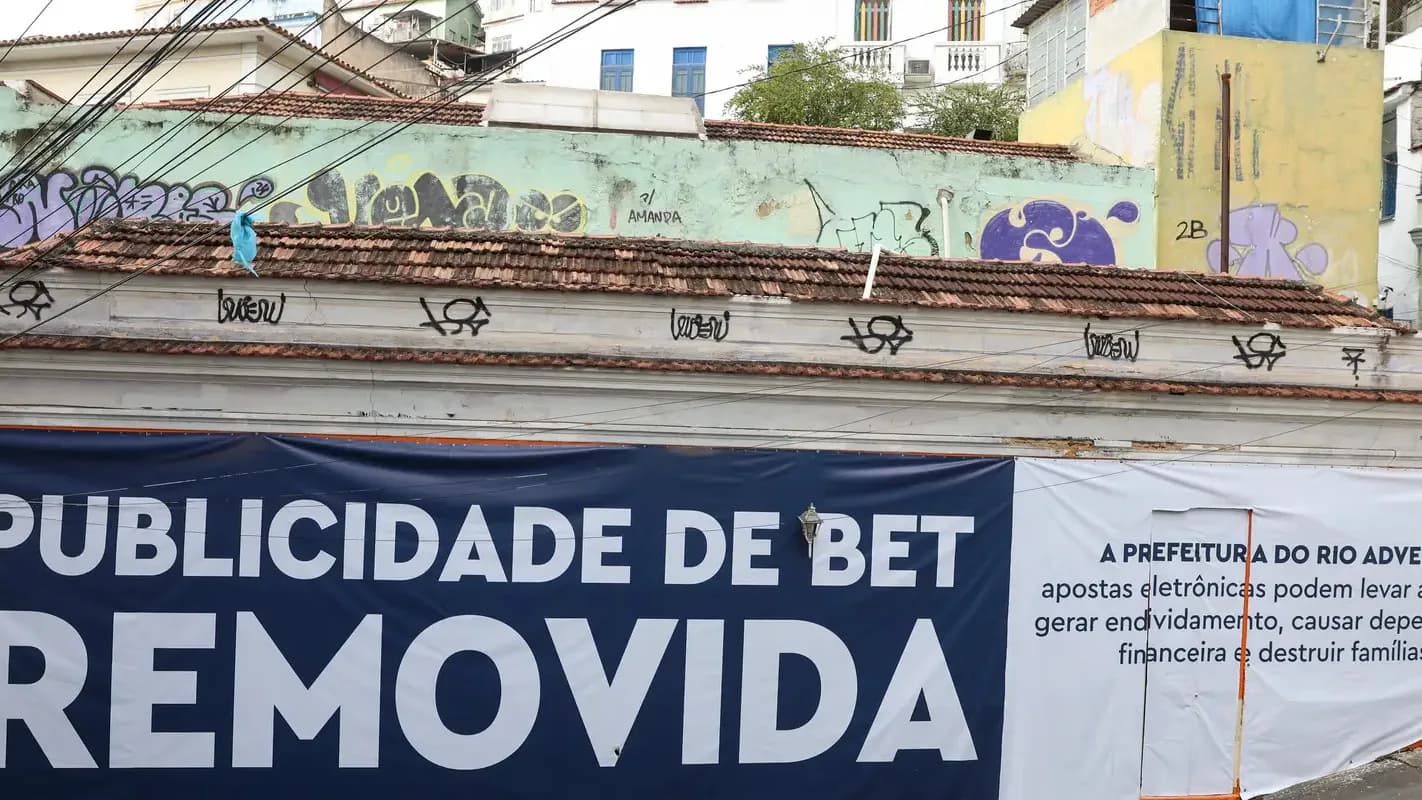 Faixa de fiscalização informa remoção de publicidade de bet em muro de rua