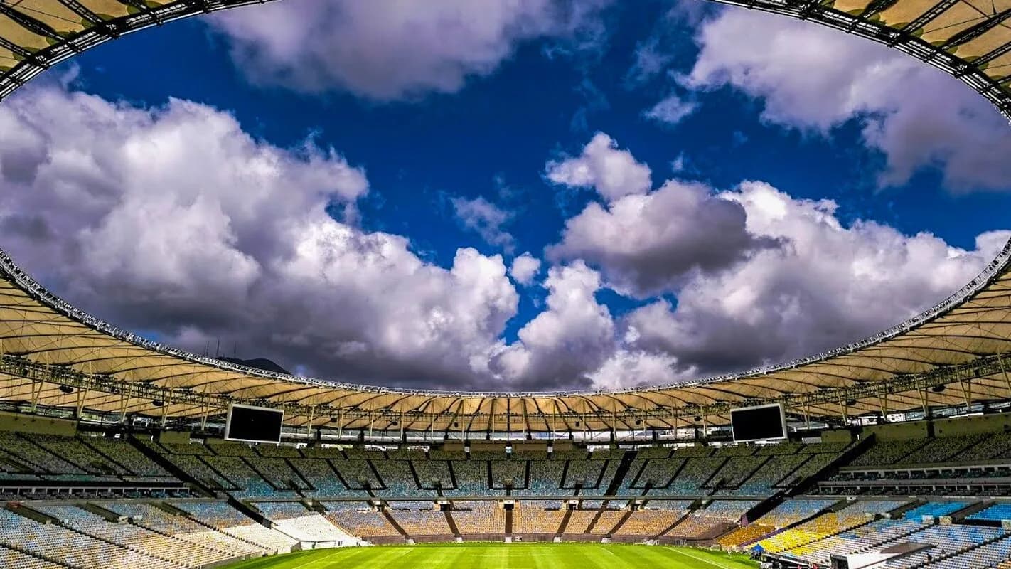 Vista interna do estádio do Maracanã, no Rio de Janeiro, com o gramado e a arquibancada