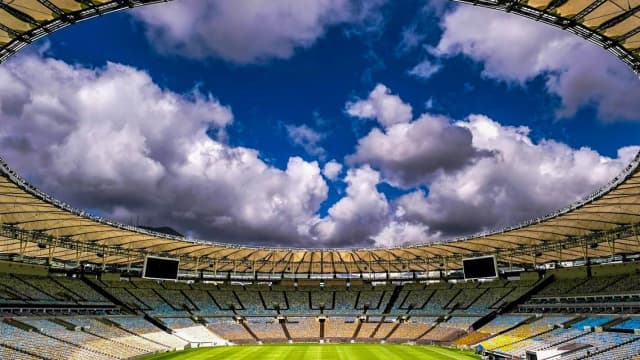 Vista interna do estádio do Maracanã, no Rio de Janeiro, com o gramado e a arquibancada