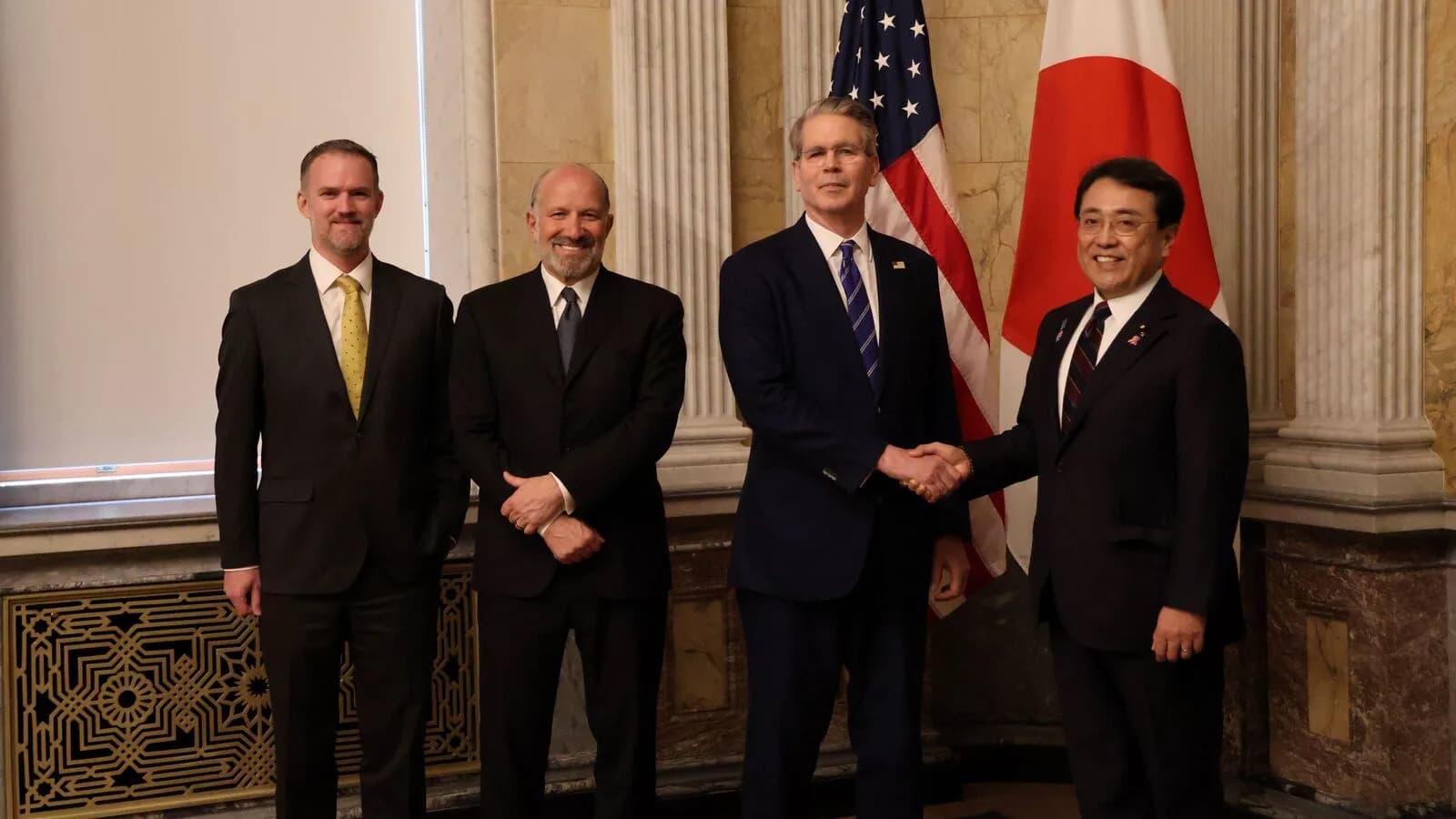 Scott Bessent posa em reunião oficial ao lado de autoridades dos Estados Unidos e do Japão.