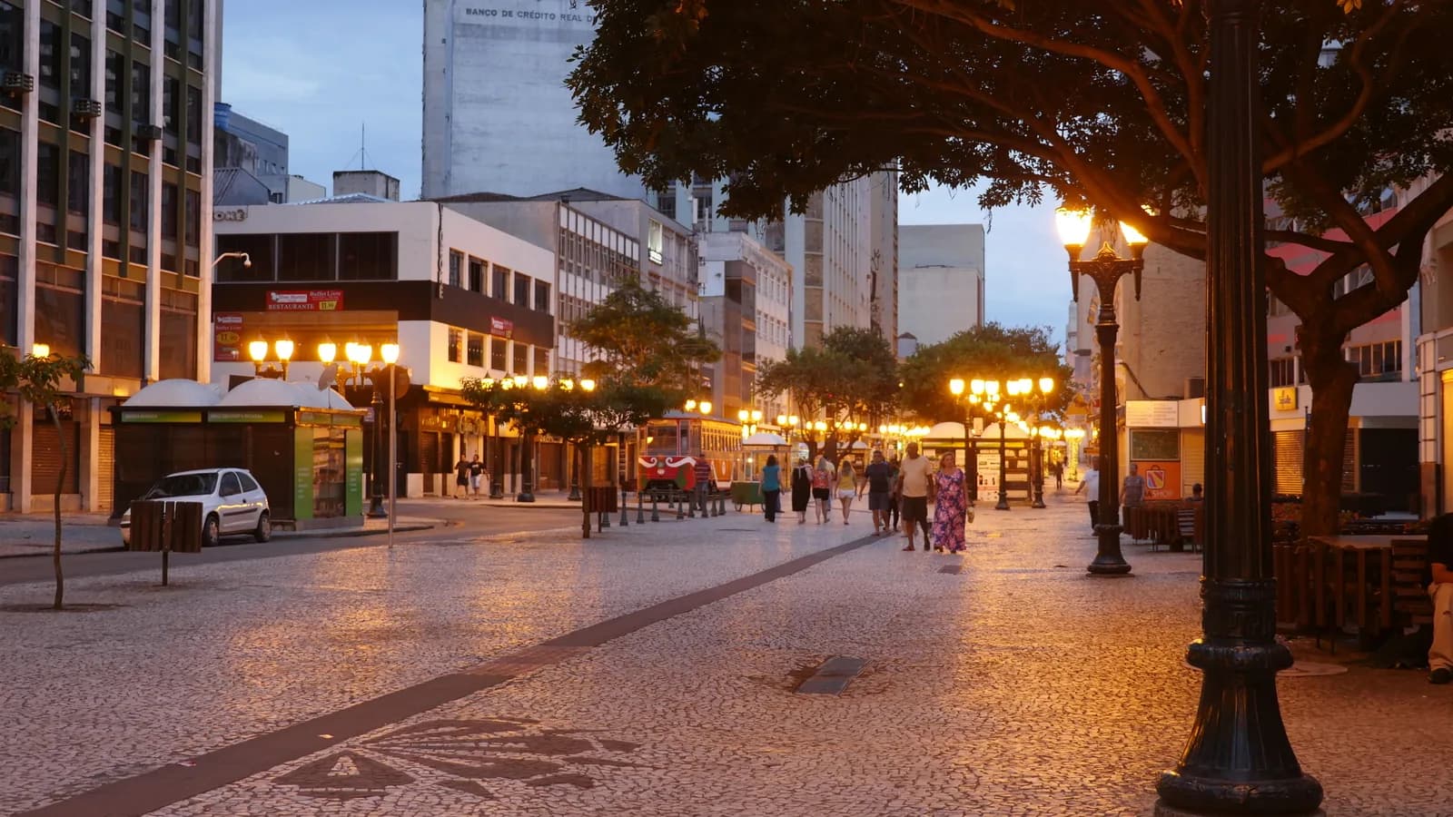 Rua de pedestres no centro de Curitiba, à noite