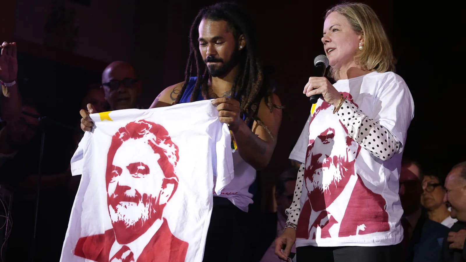 Apoiadores em ato de campanha de Lula seguram camiseta estampada com o rosto do candidato (foto de arquivo)