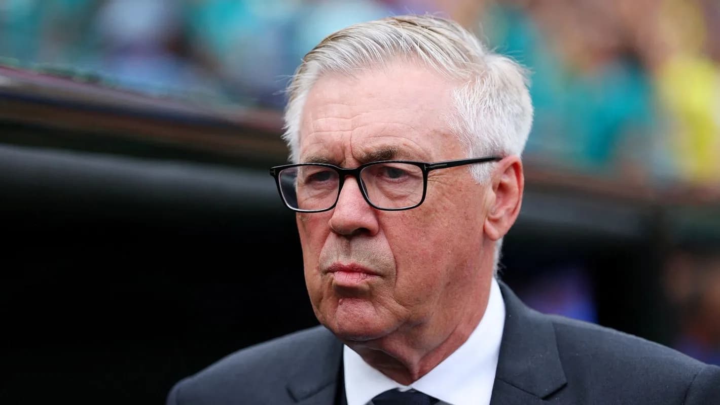 Carlo Ancelotti, técnico da Seleção Brasileira, em campo durante partida