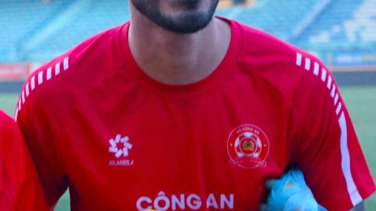 Endrick segura a própria camisa número 10 com o nome Endrick, em campo de futebol