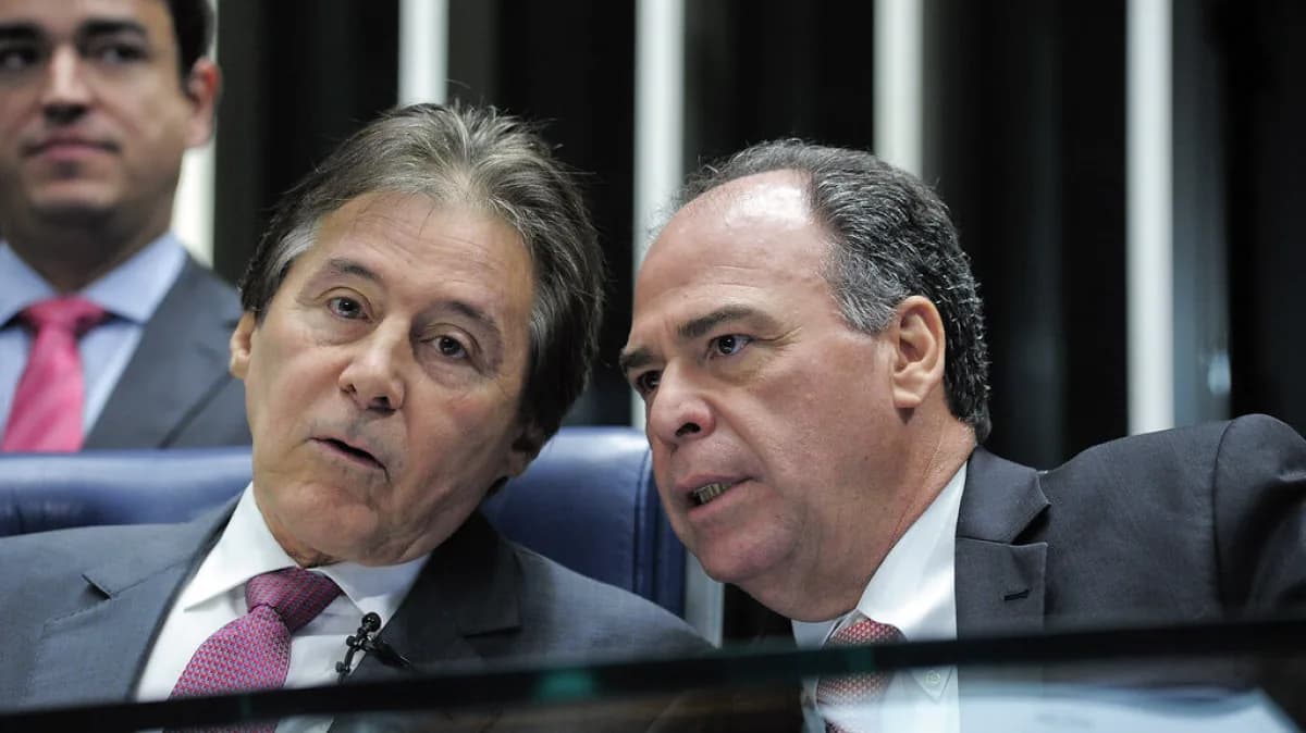 Senadores conversam durante sessão no plenário do Senado Federal