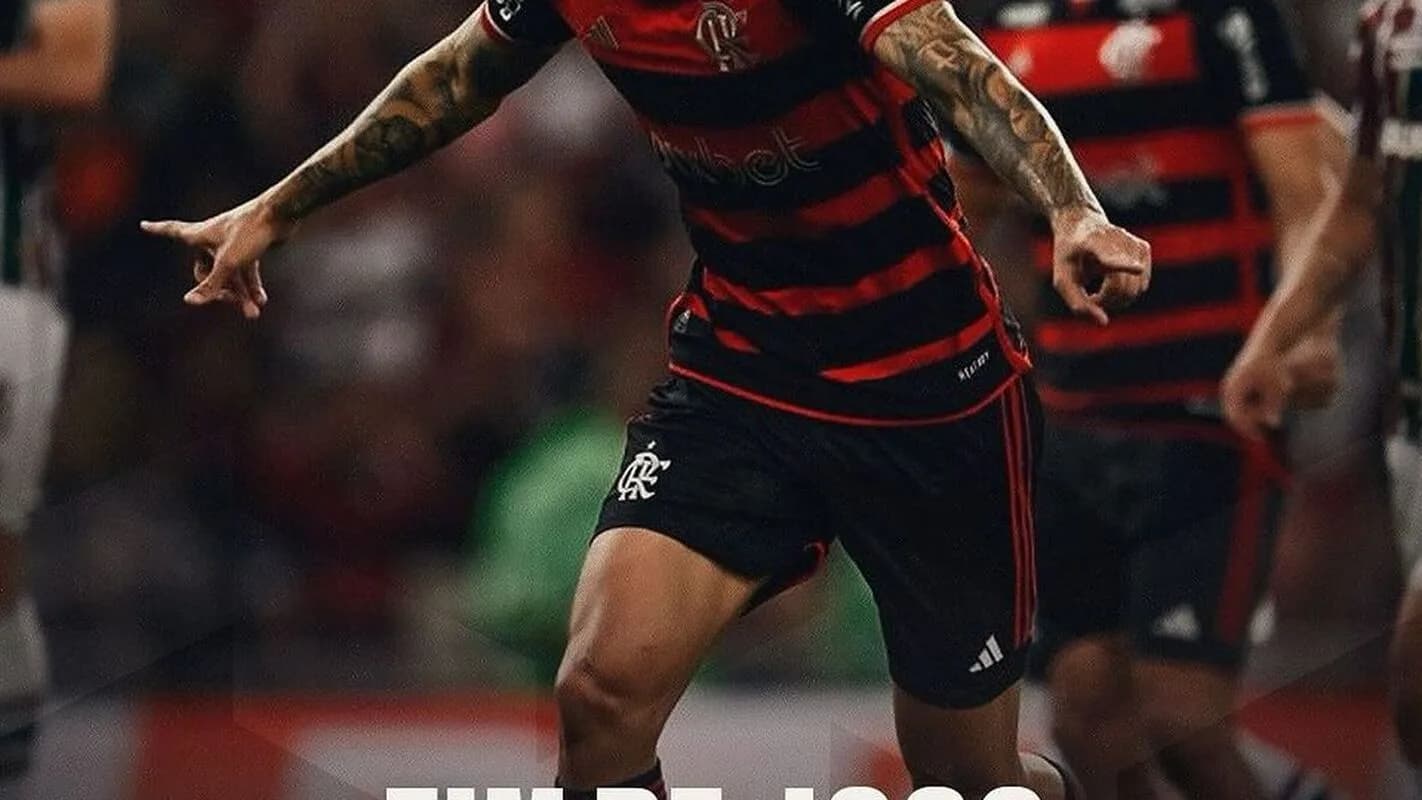 Jogador do Flamengo comemora gol durante partida do Brasileirão