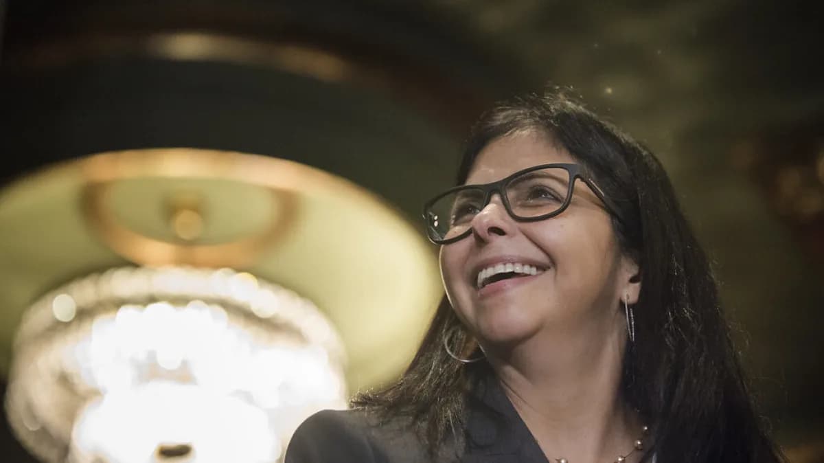 Delcy Rodríguez, presidente interina da Venezuela, sorrindo em evento público