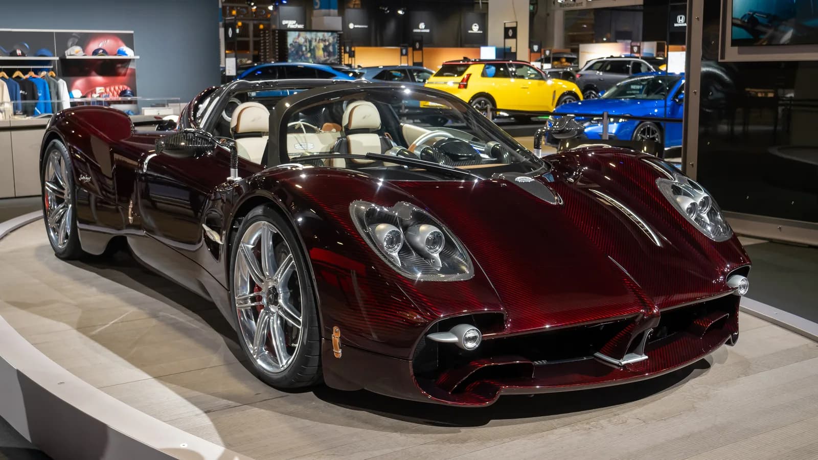 Pagani Utopia Roadster vinho exposto em salão do automóvel