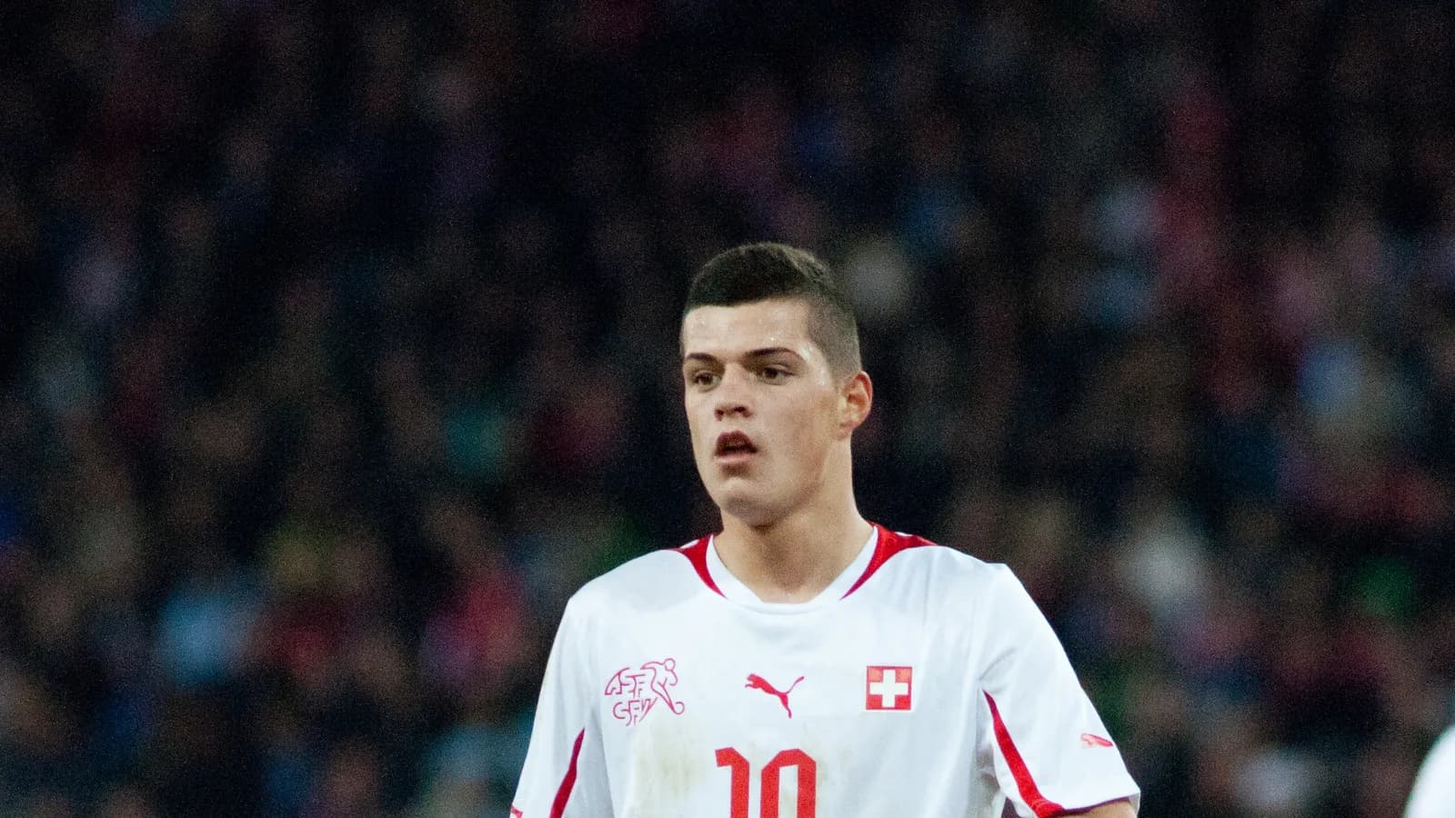 Granit Xhaka em campo com a camisa da seleção suíça, em foto de arquivo de 2012