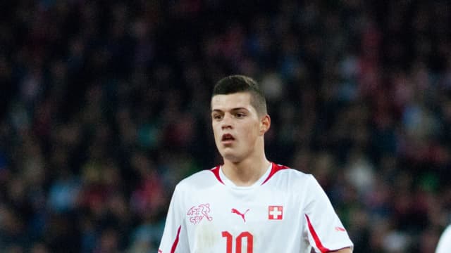 Granit Xhaka em campo com a camisa da seleção suíça, em foto de arquivo de 2012