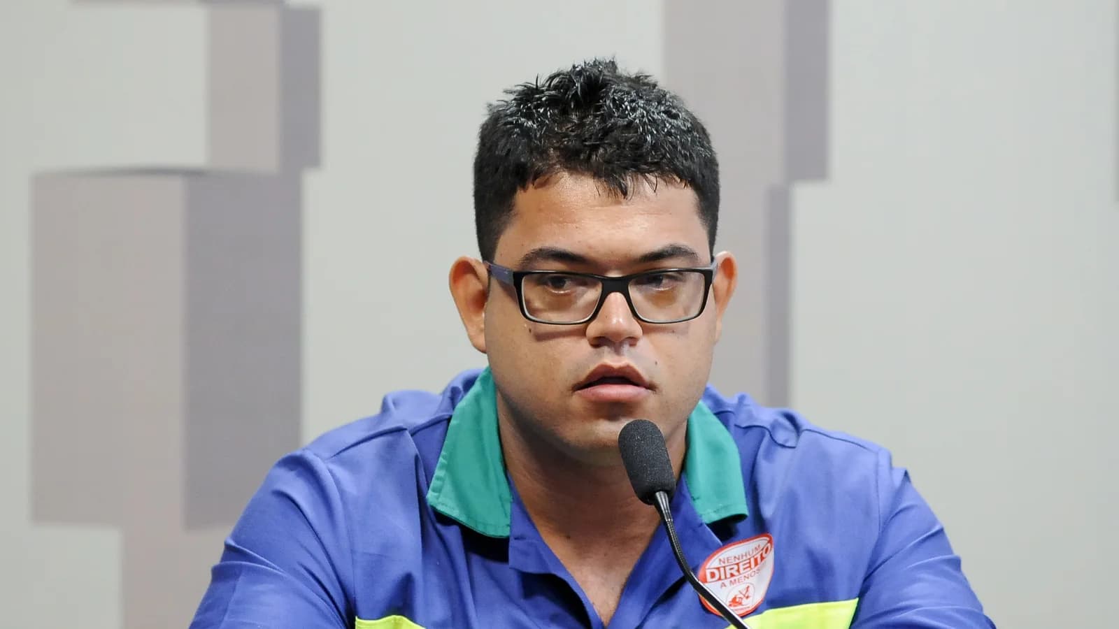 Trabalhador uniformizado fala em audiência pública sobre exposição a amianto no Senado (imagem ilustrativa)