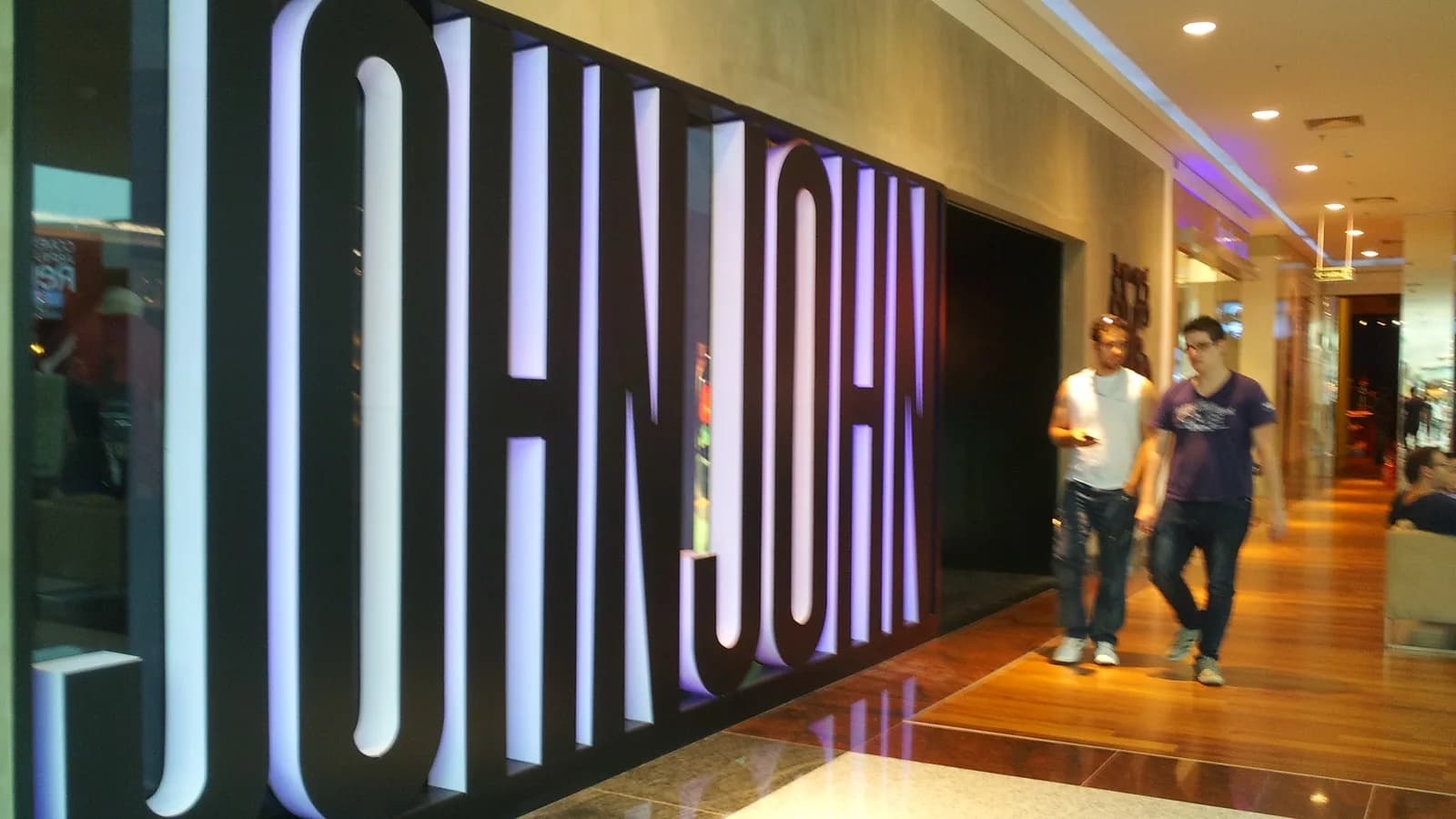 Consumidores caminham em shopping center, foto de contexto de varejo