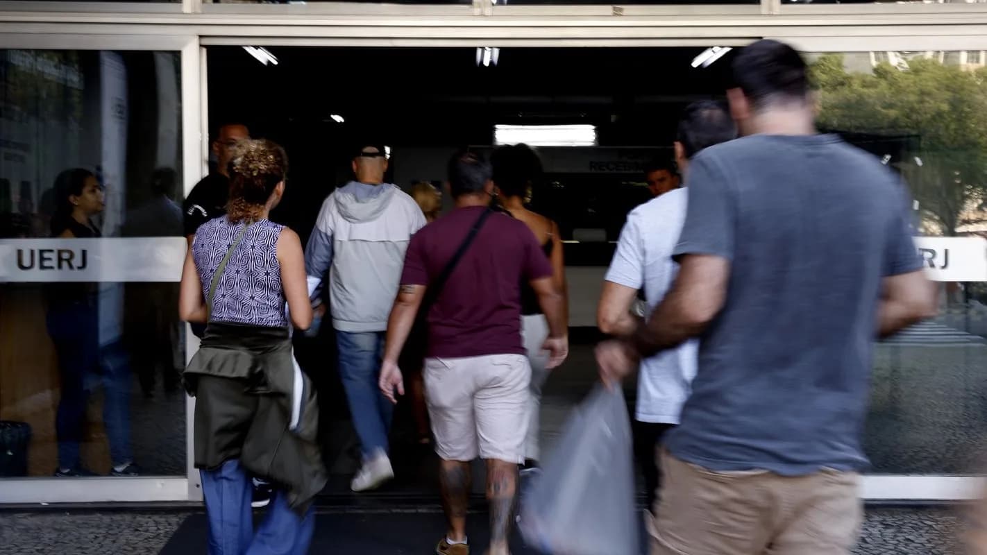 Candidatos entram no prédio da UERJ, no Rio de Janeiro, para fazer a prova de um concurso público, em foto de arquivo