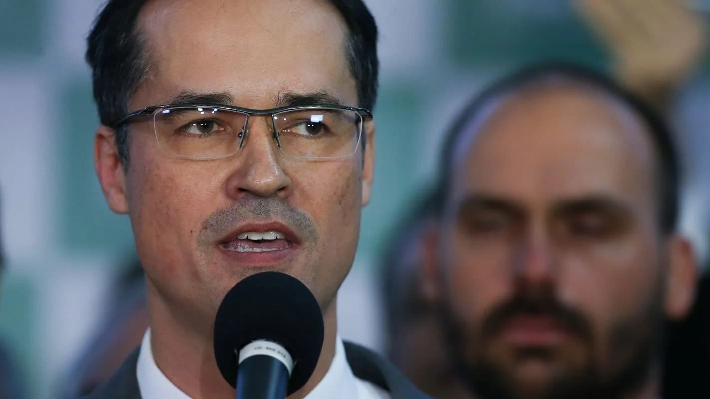 Deltan Dallagnol fala ao microfone em coletiva de imprensa