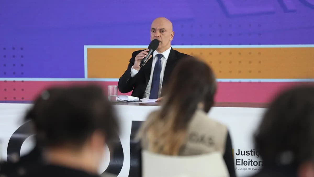 Alexandre de Moraes fala ao microfone em entrevista coletiva