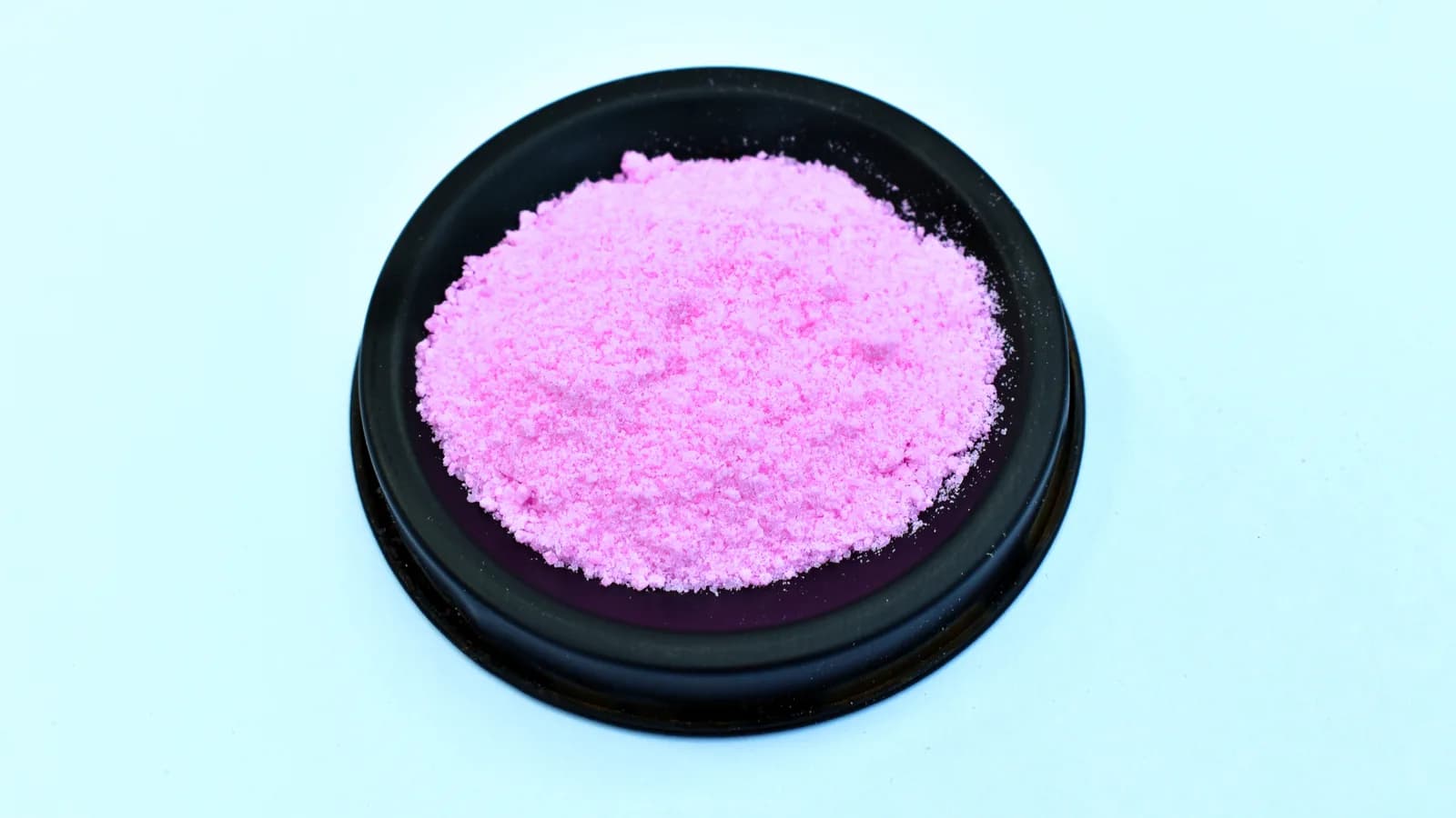 Fertilizante granulado NPK em recipiente, close-up do produto