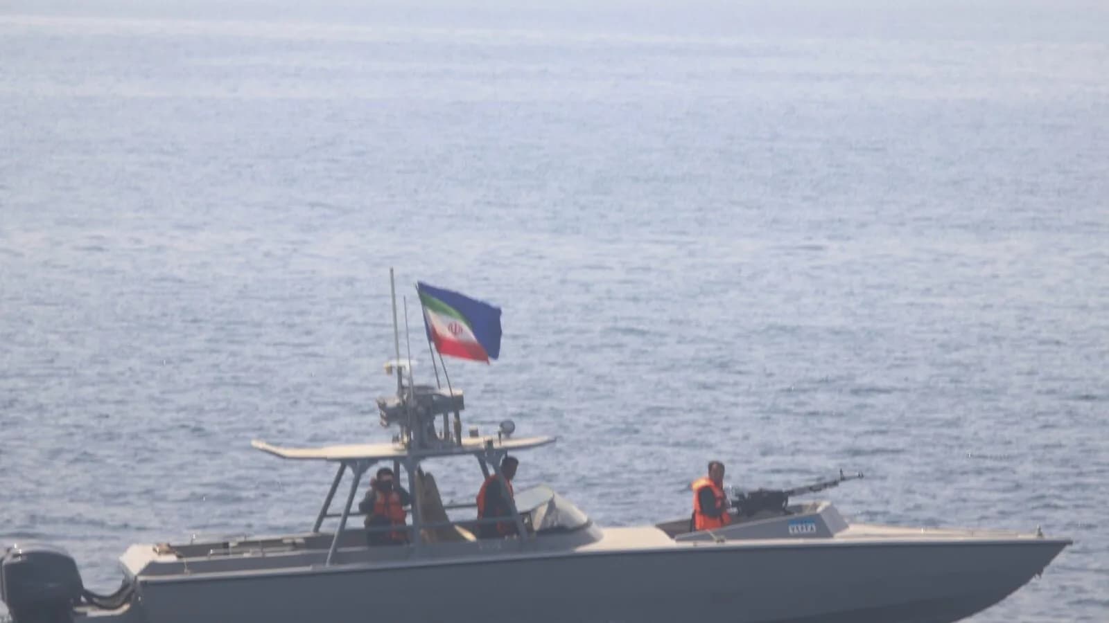 Embarcação da Guarda Revolucionária Islâmica do Irã navega com bandeira iraniana em águas do Golfo Pérsico