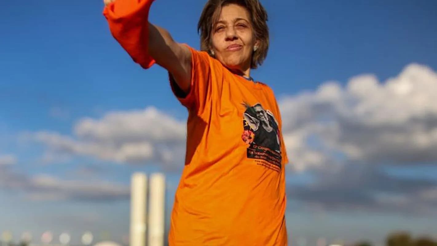 Mulher em protesto segura o punho erguido durante ato contra assédio eleitoral em Brasília