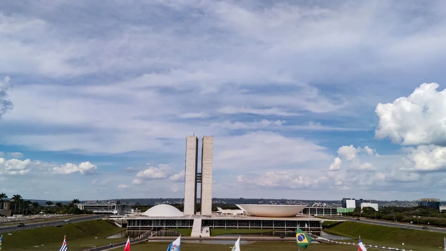 Vista aérea do Congresso Nacional, em Brasília, sob céu com nuvens