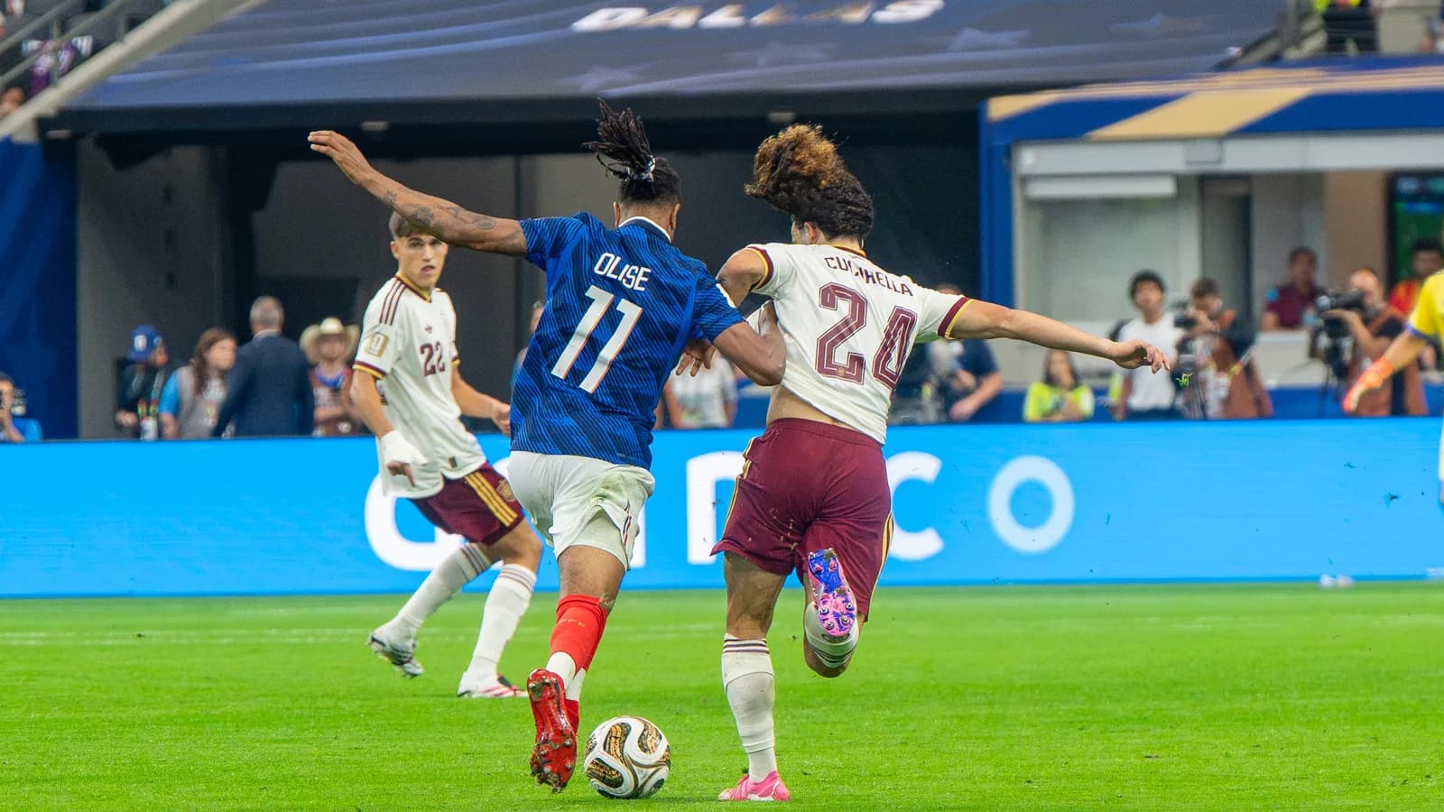 Michael Olise disputa a bola em jogo da seleção francesa
