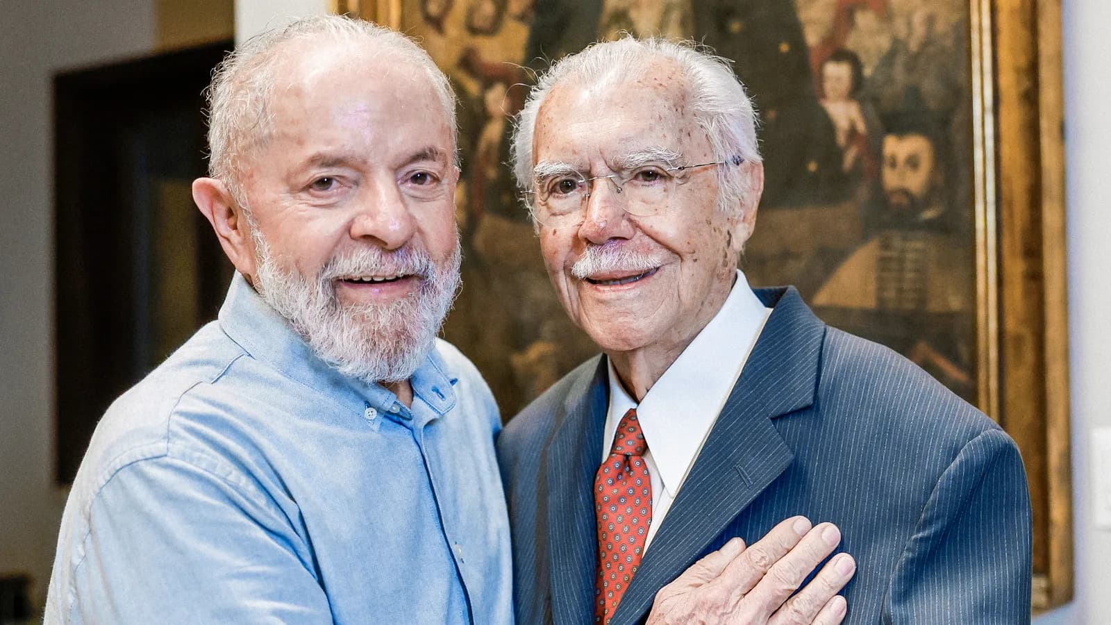 José Sarney abraçado ao presidente Lula durante encontro em 2024