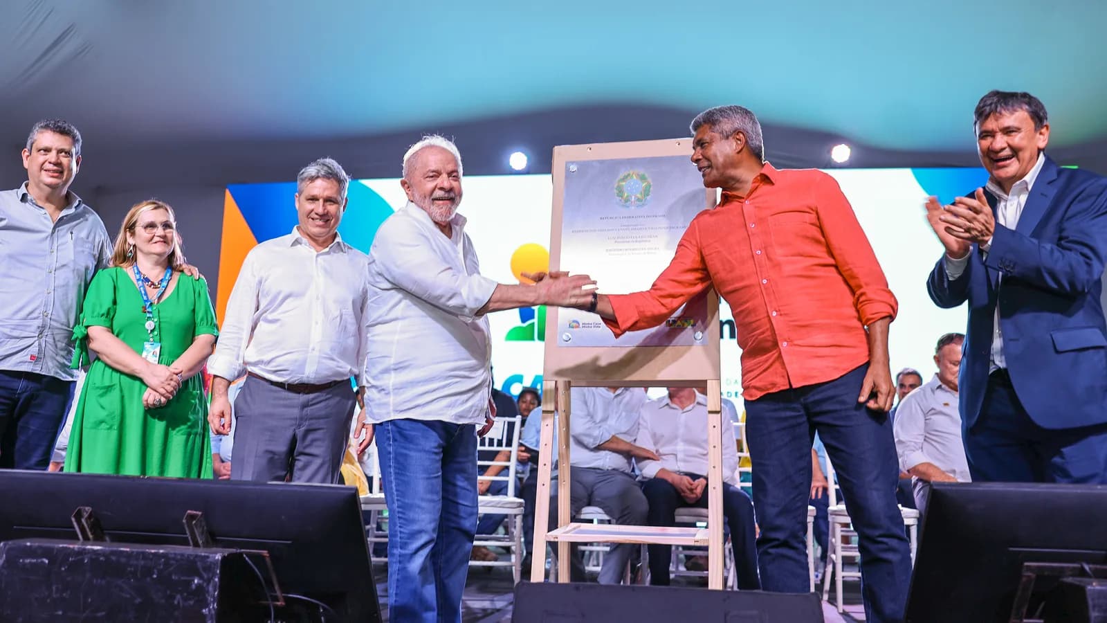 Lula participa do lançamento do programa Minha Casa Minha Vida ao lado de autoridades no palco