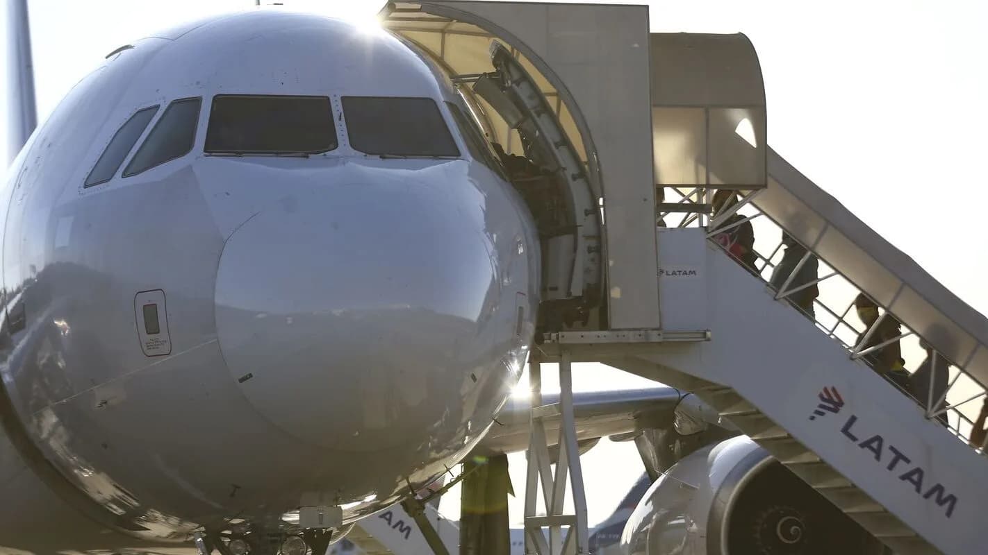 Passageiros embarcam em avião da LATAM por escada externa em aeroporto