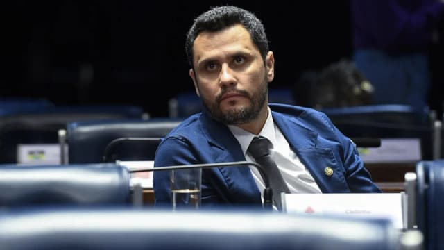 Senador Cleitinho Azevedo sentado em sua cadeira no plenário do Senado Federal