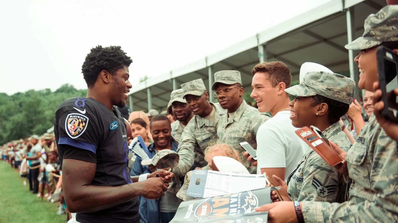 Lamar Jackson cumprimenta fãs e militares durante treino do Baltimore Ravens