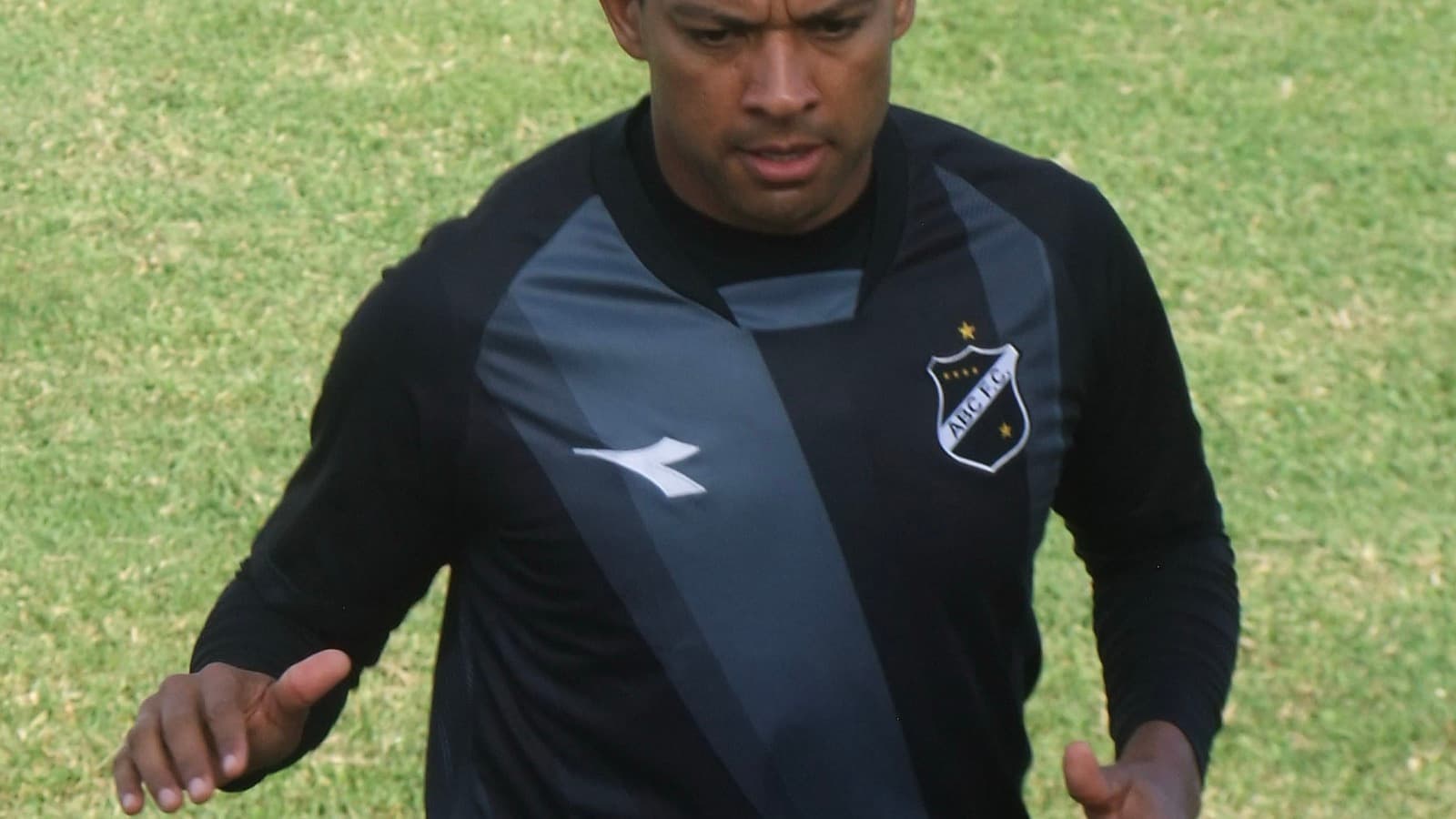 Wallyson em campo com a camisa do ABC, em foto de arquivo