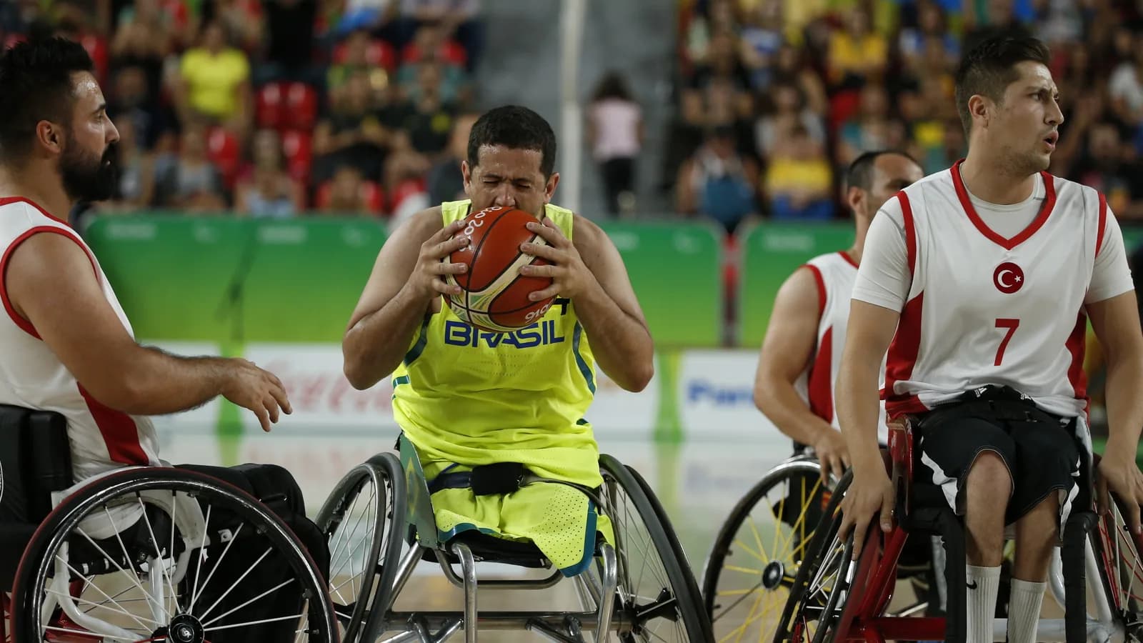 Jogador da seleção brasileira de basquete em cadeira de rodas segura a bola durante partida contra a Turquia, em foto de arquivo dos Jogos Paralímpicos Rio 2016