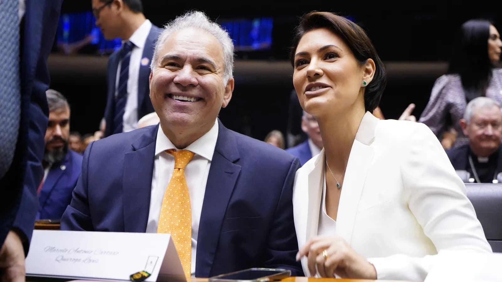 Michelle Bolsonaro sorri ao lado de deputado durante sessão na Câmara, em foto de arquivo