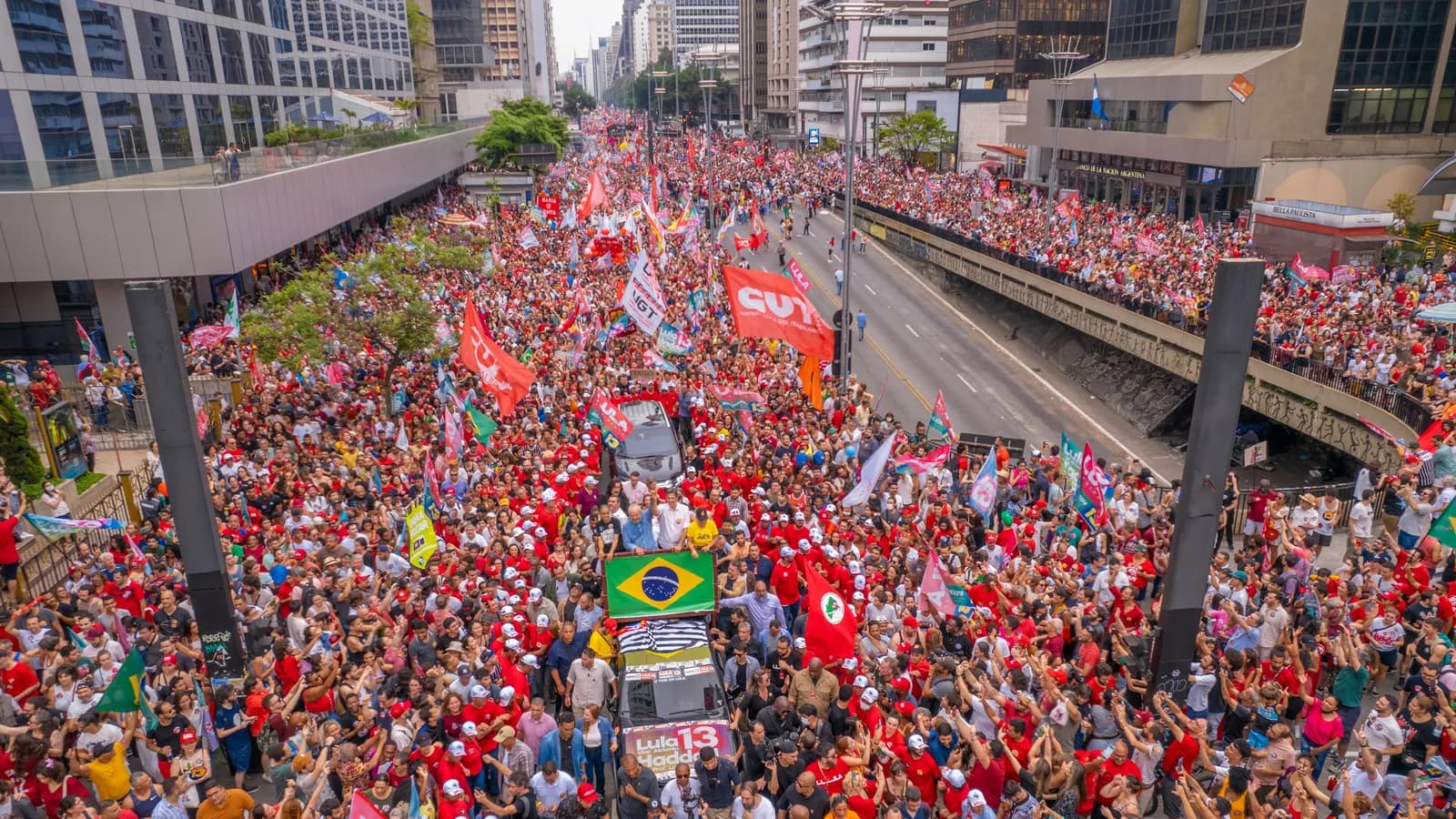 Multidão lota a Avenida Paulista durante ato de campanha de Lula