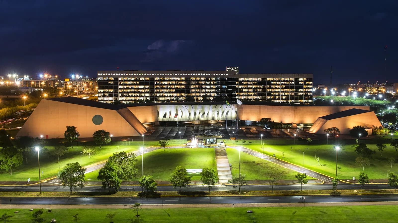 Fachada iluminada do prédio do Superior Tribunal de Justiça, em Brasília, à noite