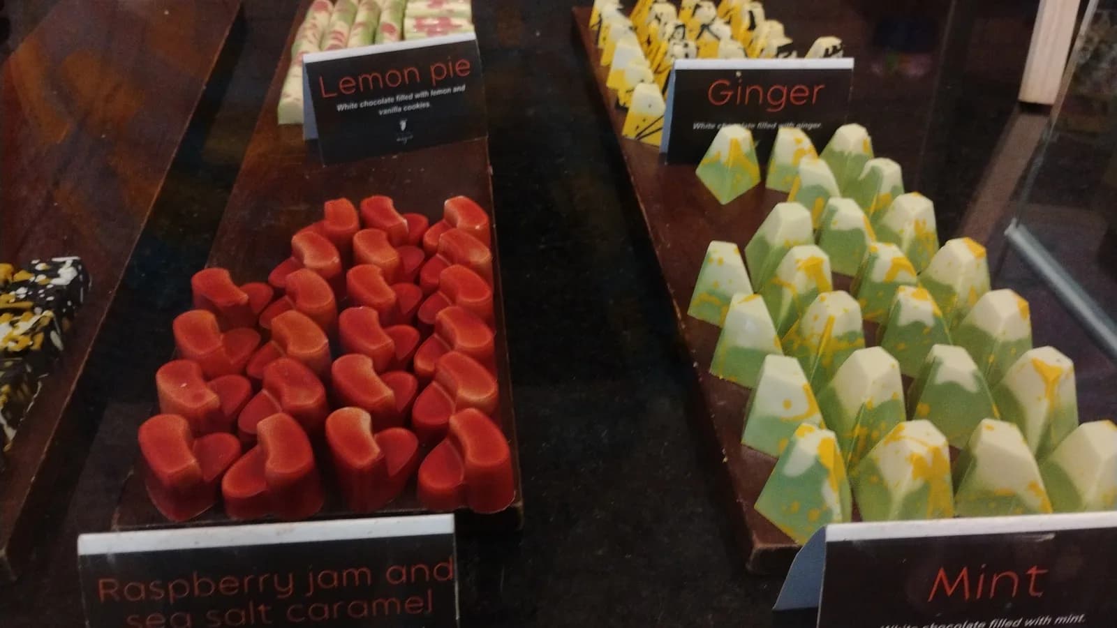 Vitrine com peças de chocolate artesanal variado (imagem ilustrativa)