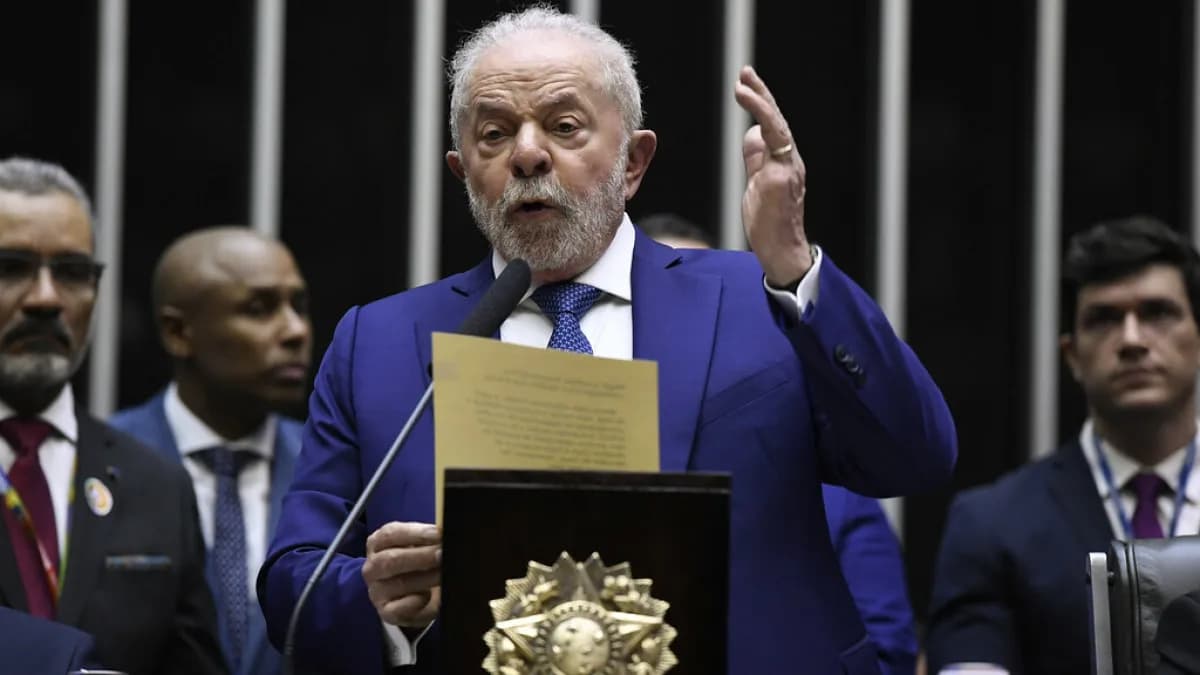 Lula discursa em plenário, com a mão erguida e um documento na outra mão