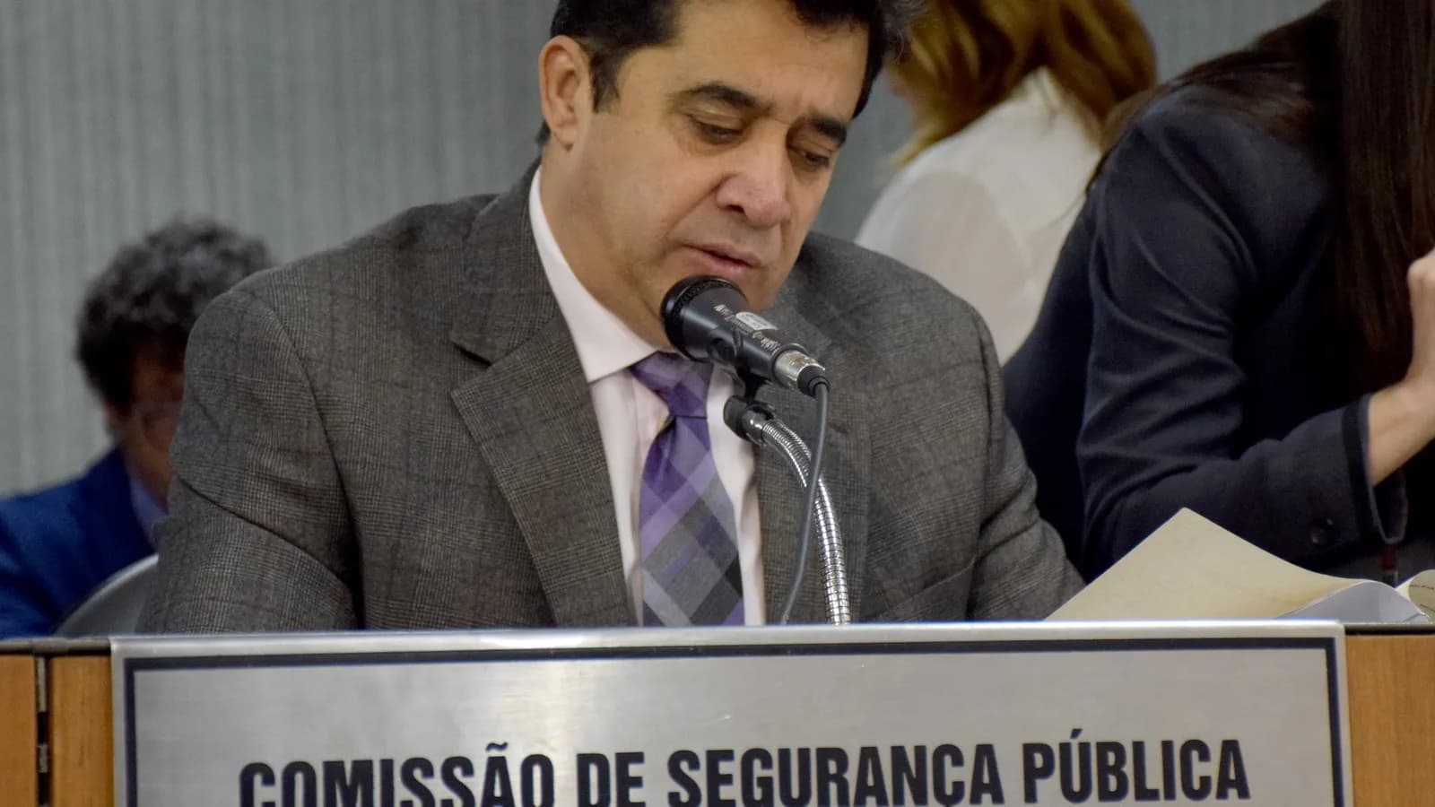 Sargento Rodrigues fala ao microfone em comissão da Assembleia de Minas