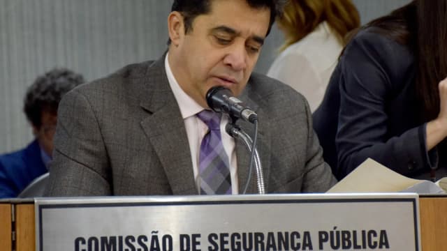 Sargento Rodrigues fala ao microfone em comissão da Assembleia de Minas