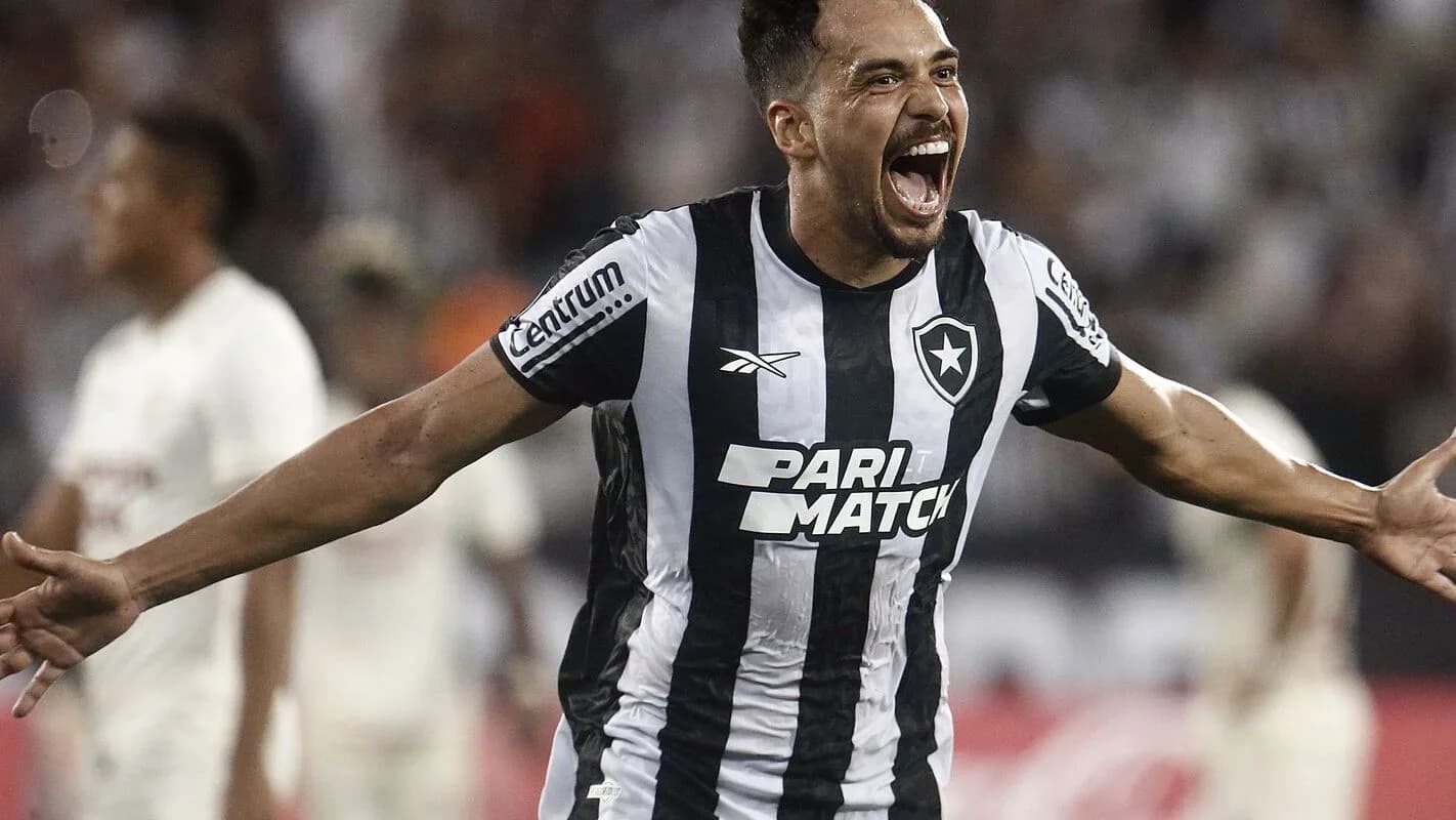 Tiquinho Soares comemora gol com a camisa do Botafogo