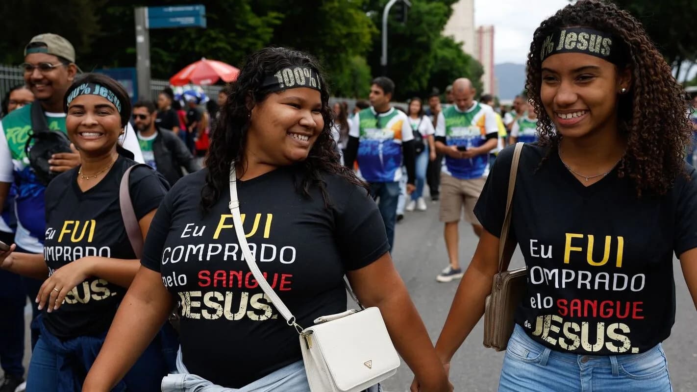 Mulheres evangélicas caminham em ato público usando camisetas com mensagens religiosas